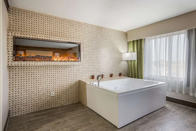 Upgrade, Suite, King Bed, Corner، The Leo Collection Detroit, an Ascend Collection Hotel 8/9