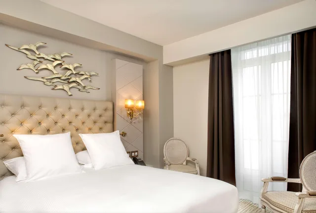 غرفة ديلوكس بسرير كينج، GRAND HOTEL DES SABLETTES PLAGE, CURIO COLLECTION BY HILTON 1/1