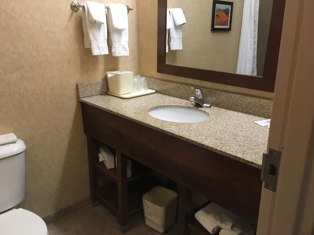 جناح بسرير كينج، Comfort Inn at Convention Center 5/7