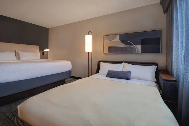 غرفة بسرير كينج مع أريكة، Courtyard by Marriott Cincinnati Airport 2/4