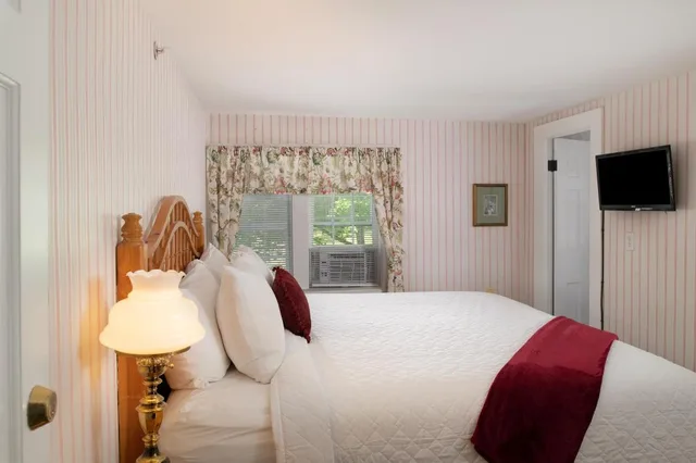 Petite, Traditional, King Bed، Christmas Farm Inn and Spa 1/2