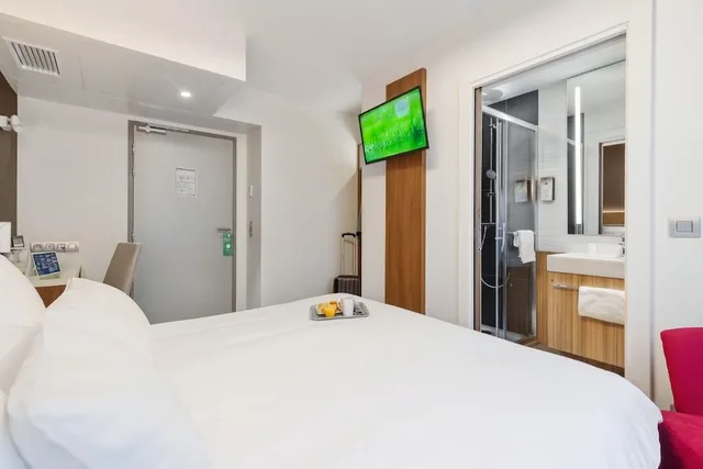 Standard, 1 Queen and 1 Double Bed, Queen Bed, Campanile Epinal Centre - Gare 1/10