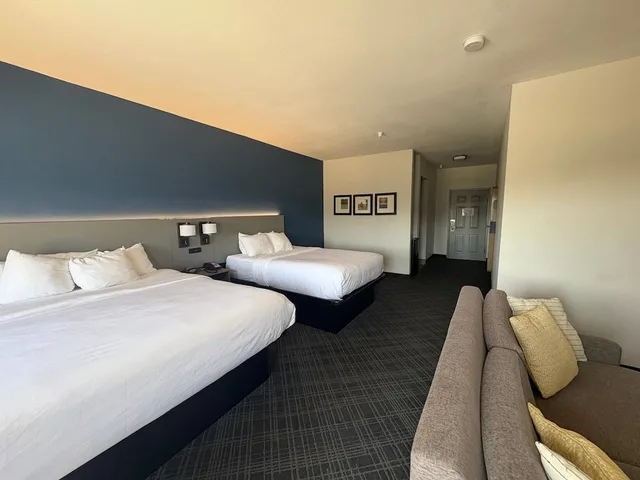 Upgrade, Suite, 2 Queen Beds, Sofa, Accessible، Comfort Suites Crossville 6/9