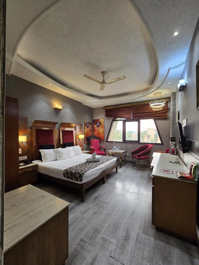 Super, Deluxe، ROYAL CASTLE GRAND 1/3