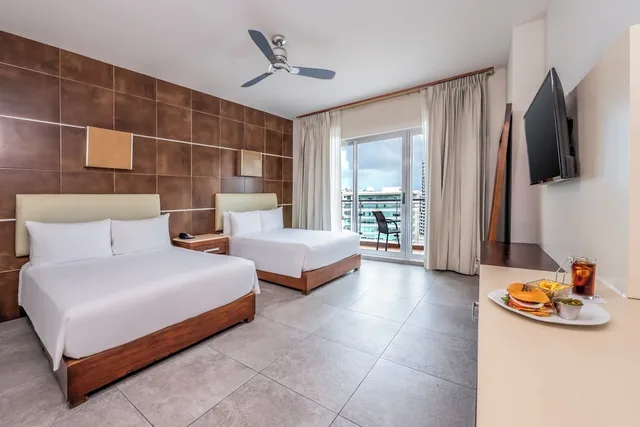 Krazy King or double bed Non Refundable, Krystal Urban Cancun 5/10