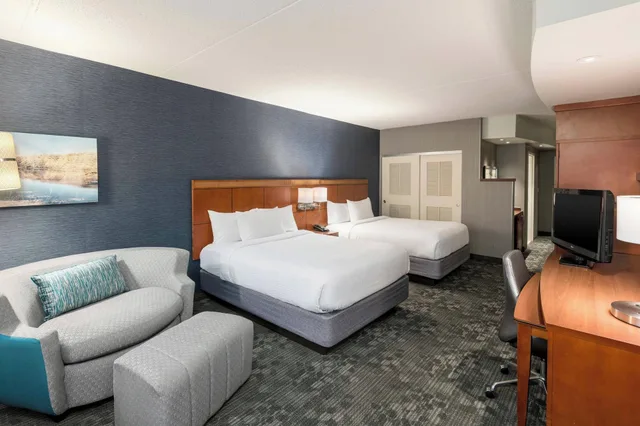 room, multiple beds، Courtyard Philadelphia Valley Forge Collegeville 1/2