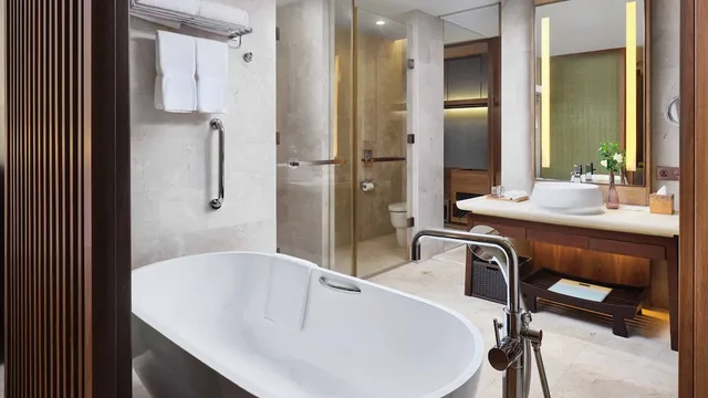 غرفة قياسية بسرير كينج بإطلالة على البحر للمدخنين، Crowne Plaza Hailing Island 4/6