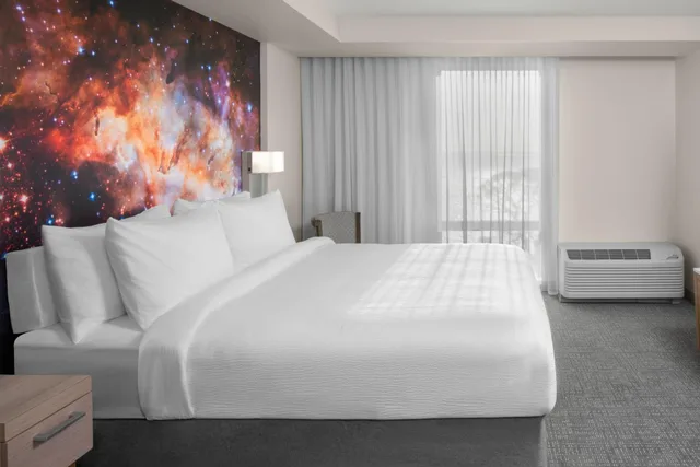 جناح بسرير كينج بإطلالة مع أريكة، Courtyard by Marriott Titusville Kennedy Space Center 2/4
