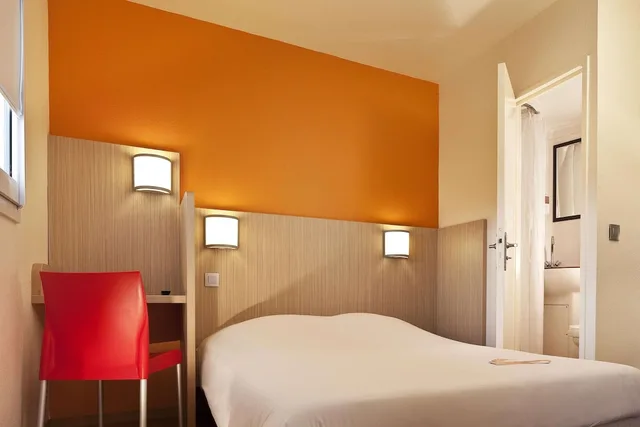 غرفة قياسية بسرير فردي وسريرين مزدوجين، Hotel Premiere Classe Perpignan Nord 3/6