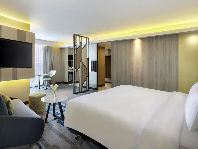 غرفة تنفيذية بسرير كينج، Novotel Suites Yogyakarta Malioboro 1/3