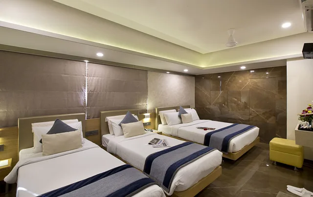 غرفة أساسية ثلاثية بسرير كينج وسرير فردي، Oyo Premium 091 Vile Parle East 4/10