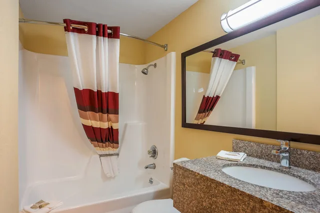 غرفة ديلوكس بسرير كوين لذوي الإعاقة، Red Roof Inn Des Moines 7/7