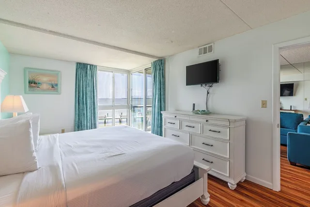 2 Bedrooms, Condo, Premium, King and Queen Bed, Single Bed, Bay View, Sofa, Balcony، Bay Club Resort 3/9