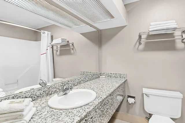 جناح بسرير كينج بغرفتي نوم مع أريكة بحوض جاكوزي، Red Roof Inn Lexington - Hamburg 5/5