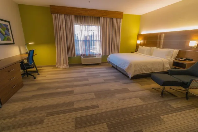 Standard, King Bed, Accessible, Holiday Inn Express Hotel And Suites Manassas 1/4