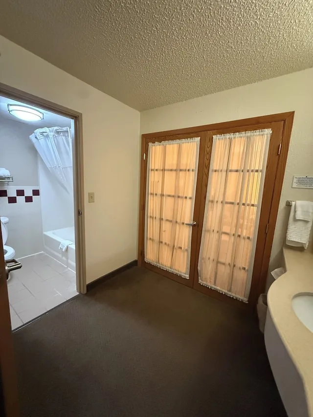 جناح بسرير كينج مع أريكة، Rodeway Inn Hesston, KS 8/10