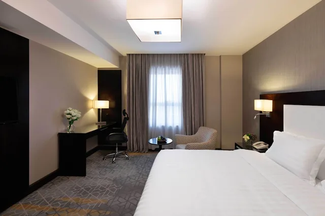 جناح تنفيذي بسرير كينج وسرير فردي بغرفتي نوم بمطبخ، فندق ورويك جدة(Warwick Hotel Jeddah) 2/4