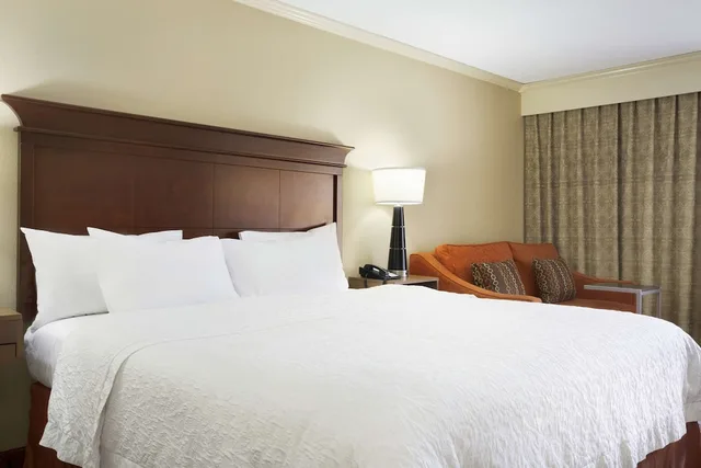 غرفة بسرير كينج مع أريكة، Hampton Inn Forrest City Ar 3/3