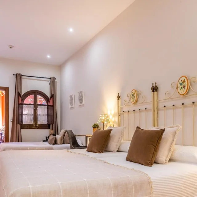 Family, Double Bed, Patio De La Alameda 2/8