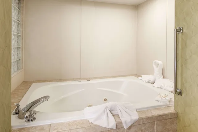 جناح تنفيذي بسرير كينج مع أريكة بمطبخ صغير، Hampton Inn Hanes Mall Winston-Salem 5/5