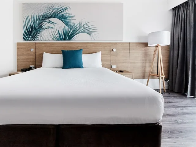 غرفة ديلوكس بسرير كينج بإطلالة على المسبح، Novotel Cairns Oasis Resort 6/10