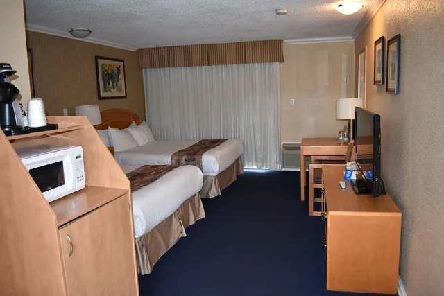 Suite, 2 Queen Beds, Sofa, Kitchen, Best Western Inn At Penticton 5/9