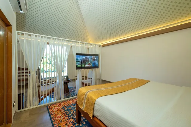 خيمة ملكية بسرير كوين، Fort JadhavGADH - A GADH Heritage Hotel 2/10