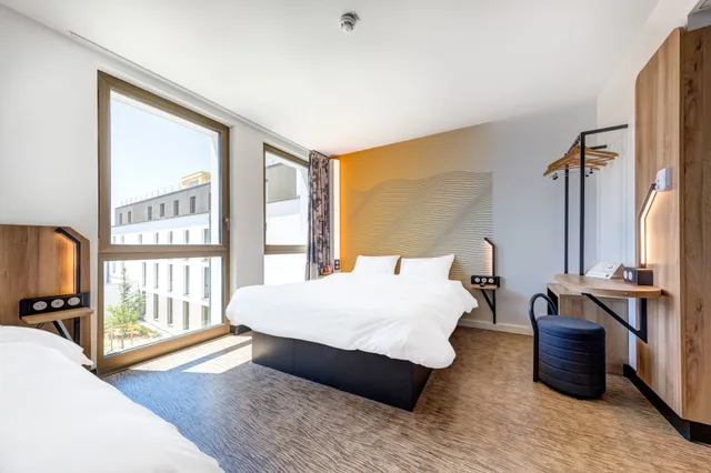 غرفة رباعية بسرير مزدوج وسريرين منفصلين، B&B Hotel Paris Sud Chatenay Malabry 1/3