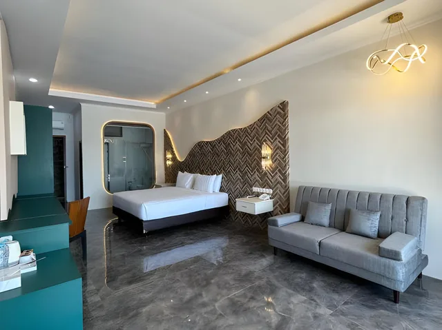 غرفة بريميير بسرير كينج بإطلالة على المسبح، Grand Harvest Resort and Villas 1/1