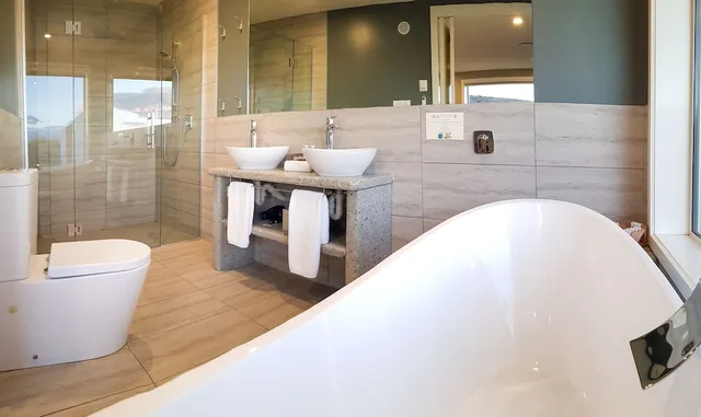 Suite, King Bed, Lake View, Lakestone Lodge 1/2