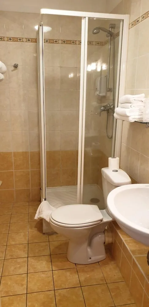 غرفة كومفورت رباعية بسرير مزدوج وسرير بطابقين، HOTEL LE BOURGOGNE 1/1
