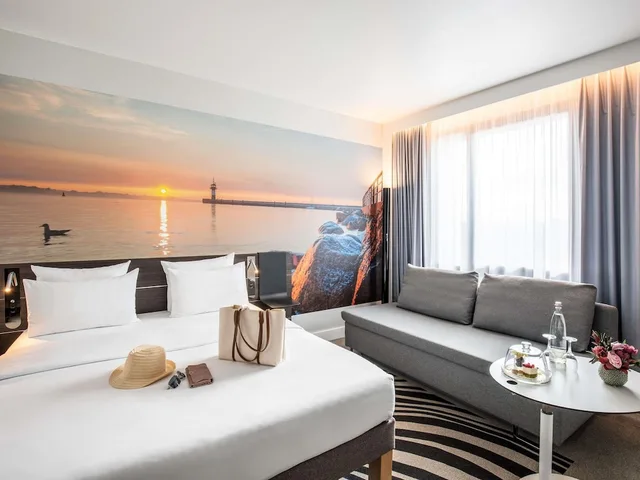 Superior, Double Bed, Sofa, NOVOTEL HAMBURG CITY ALSTER 1/9