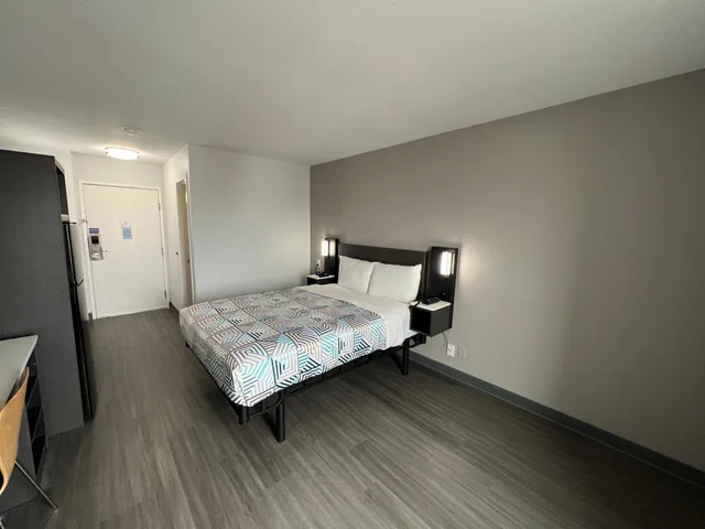 غرفة بسرير كوين لغير المدخنين بمطبخ، Studio6 Altoona, IA - Des Moines East 4/10