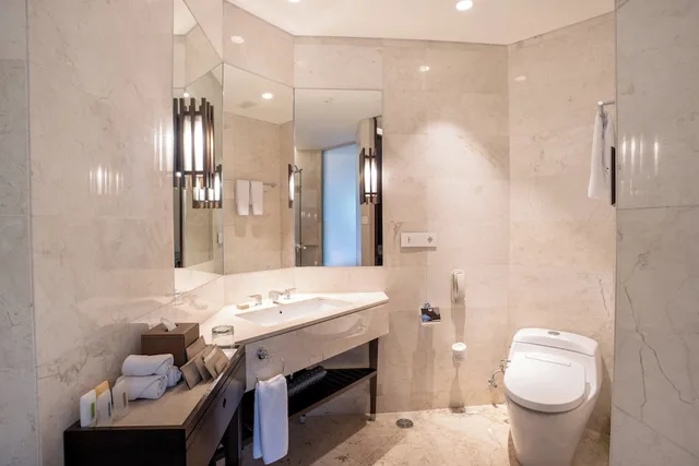 غرفة بريميوم بسرير كينج بإطلالة على المسبح، HOLIDAY INN RESORT BALI BENOA 9/10