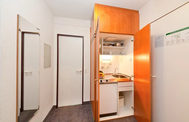 غرفة ثلاثية بسرير مزدوج مع أريكة بمطبخ صغير، acora Leipzig Living the City 8/9