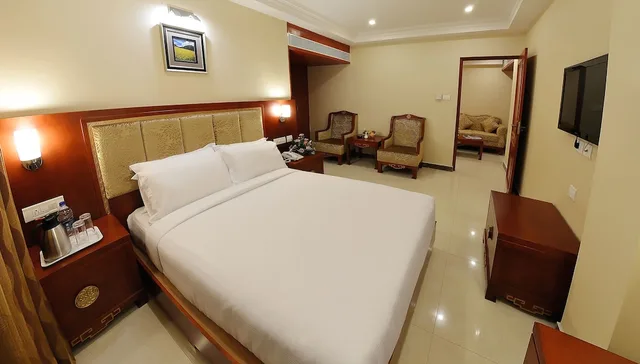 جناح بسرير كوين، Metro Grand Hotel 1/3