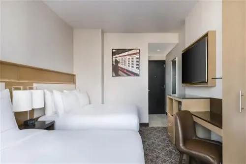غرفة كلاسيكية بسرير كينج، Doubletree by Hilton New York Times Square South 1/2