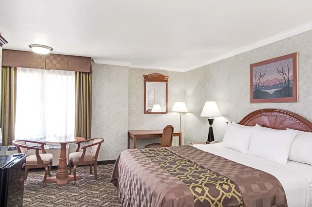 غرفة بسرير كينج مع أريكة، Days Inn By Wyndham Los Angeles Lax Redondo Manhattan Beach 1/10