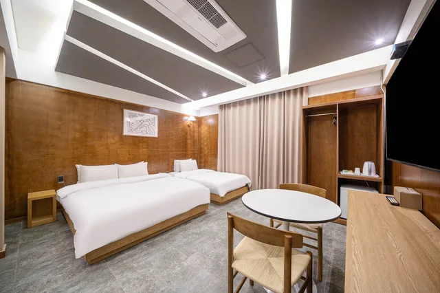 Deluxe, 1 Double and 1 Single Bed, Brown-Dot Hotel Daegu Hyukshin Doshi 3/10