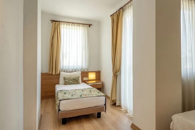 غرفة قياسية ثلاثية ركنية بسرير مزدوج وسرير فردي، Hotel Santamarina 4/10