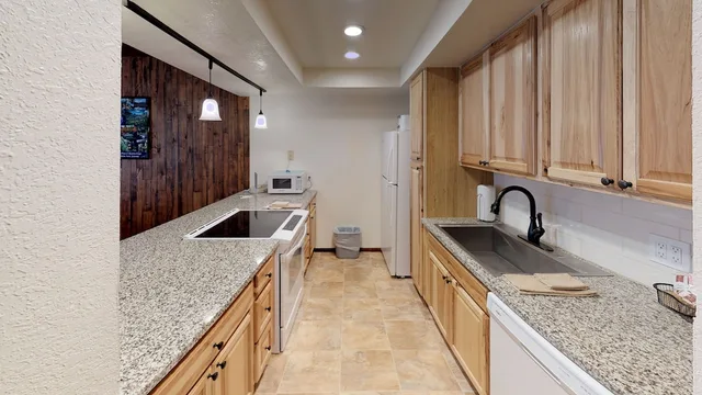 Condominium, 2 Bedrooms, King and Twin Beds, 2 Bathrooms, Sofa، Pines at Meadow Ridge 8/8
