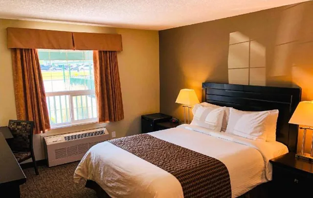 Efficiency, Suite, Queen Bed, Living Area، Econo Lodge Okotoks 1/2