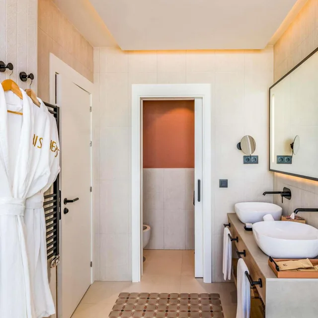 غرفة قياسية بسرير فردي وسريرين كينج، SO/Sotogrande Spa & Golf Resort Hotel 10/10