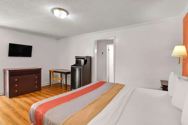 غرفة قياسية بسرير كينج، Motel6 Americus, GA 3/6