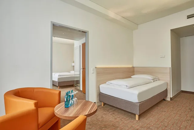 جناح جونيور، H+ Hotel Berlin Mitte 6/9