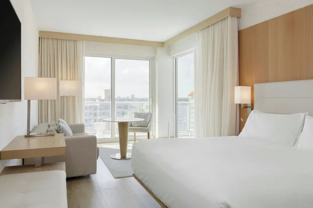 غرفة بسرير مزدوج لذوي الإعاقة، AC Hotel by Marriott Fort Lauderdale Beach 2/4