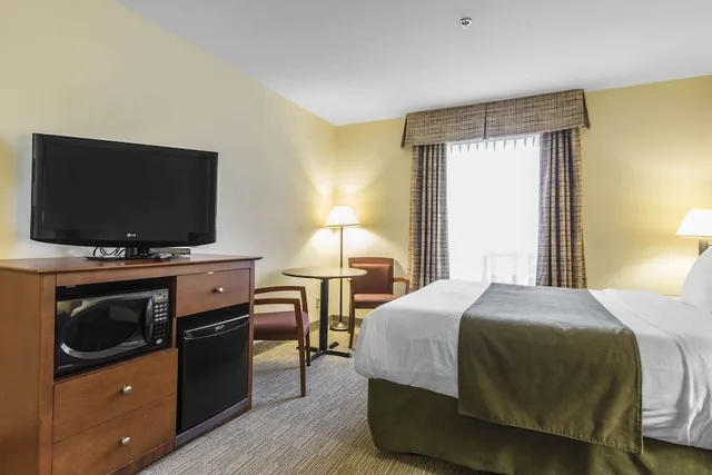 غرفة قياسية بسرير كوين مع أريكة، Quality Inn Airport Dieppe 5/10