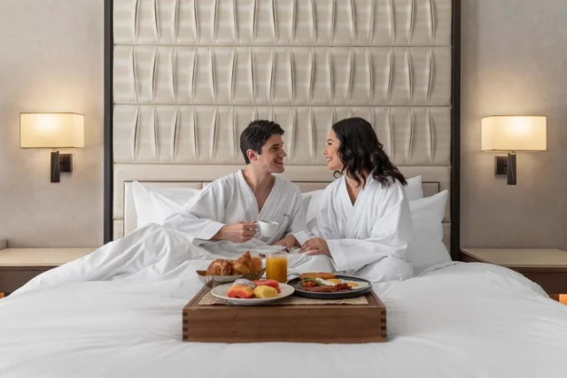غرفة كبيرة بسريرين كوين بحوض جاكوزي، Sheraton Manila Hotel 3/4