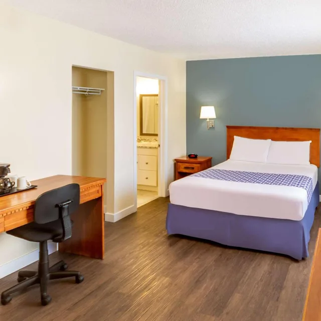 جناح بسرير كينج وسرير كوين مع أريكة، Econo Lodge Inn & Suites Calgary - University 2/9