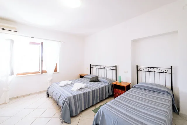 شقة كومفورت بسرير كوين بغرفة نوم واحدة بحمام خاص مع أريكة في الطابق الأرضي، Agriturismo la Fragolaia 3/10